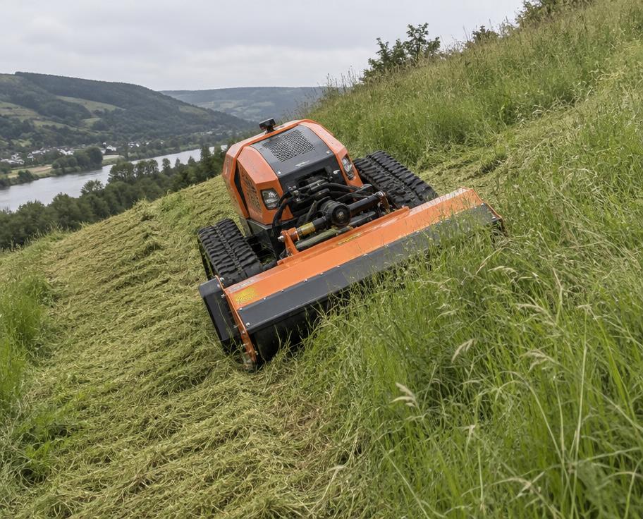 Ferngesteuerte Mulchraupe von HANGWERK bei der Böschungspflege